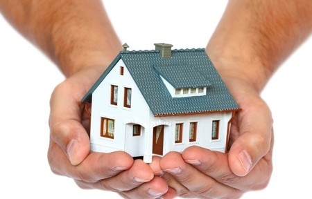 13366984 - miniature house in hands